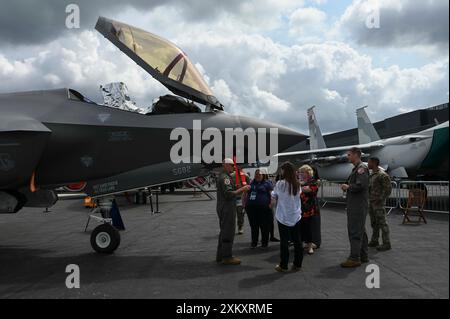 Gli U.S. Airmen fanno un tour di un F-35A Lightning II assegnato al 48th Fighter Wing, agli spettatori durante il Farnborough International Airshow a Farnborough, Inghilterra, il 24 luglio 2024. La FIA, che si tiene ogni due anni presso il Farnborough International Exhibition and Conference Centre, è una piattaforma globale per le industrie aerospaziale, aeronautica e della difesa per mostrare le proprie capacità. (Foto U.S. Air Force di Senior Airman Katie Mullikin) Foto Stock