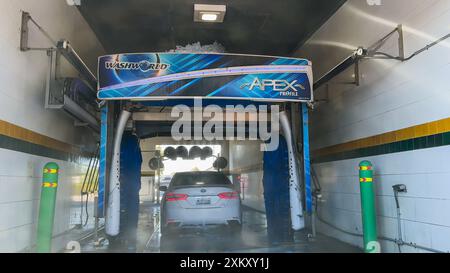 Santa Maria, California, Stati Uniti - 21 luglio 2024. Auto all'interno di un tunnel di autolavaggio automatico. Foto Stock