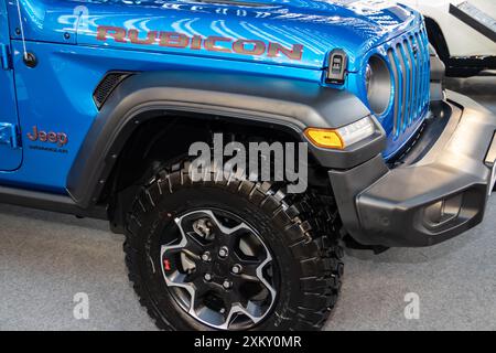 La Jeep Wrangler Rubicon 392 blu fa la sua prima apparizione alla fiera internazionale dell'auto di Belgrado, in Serbia, mostrando il suo potente motore Foto Stock