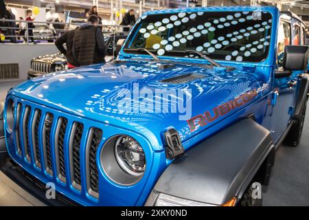 La Jeep Wrangler Rubicon 392 blu fa la sua prima apparizione alla fiera internazionale dell'auto di Belgrado, in Serbia, mostrando il suo potente motore Foto Stock