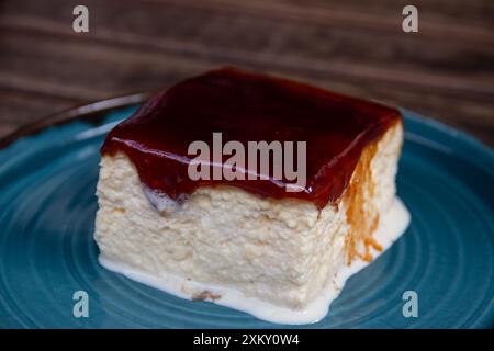 La torta Tres Leches è un dessert latinoamericano umido e cremoso, fatto con una torta di spugne imbevuta di tre tipi di latte, condita con panna montata Foto Stock