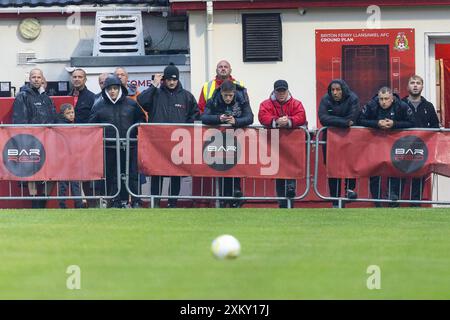 Briton Ferry, Regno Unito. 24 luglio 2024. Sostenitori presenti. Briton Ferry Llansawel contro Swansea City u21 in un'amichevole pre-stagionale presso Old Road il 24 luglio 2024. Crediti: Lewis Mitchell/Alamy Live News Foto Stock