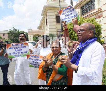 Patna, India. 24 luglio 2024. PATNA, INDIA - 24 LUGLIO 2024: I legislatori del Congresso manifestano durante la Monsoon Session fuori dall'Assemblea del Bihar a Patna, in India. (Foto di Santosh Kumar/Hindustan Times/Sipa USA) credito: SIPA USA/Alamy Live News Foto Stock