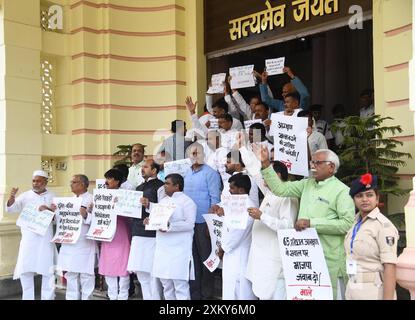 Patna, India. 24 luglio 2024. PATNA, INDIA - 24 LUGLIO: RJD, Congresso, legislatori CPI-ML che manifestano durante la Monsoon Session fuori dall'Assemblea del Bihar il 24 luglio 2024 a Patna, India. (Foto di Santosh Kumar/Hindustan Times/Sipa USA) credito: SIPA USA/Alamy Live News Foto Stock