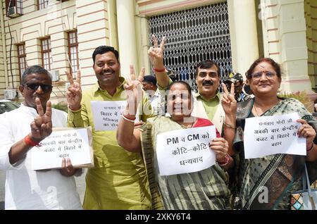 Patna, India. 24 luglio 2024. PATNA, INDIA - 24 LUGLIO: I legislatori del BJP manifestano durante la sessione Monsoon fuori dall'Assemblea del Bihar il 24 luglio 2024 a Patna, India. (Foto di Santosh Kumar/Hindustan Times/Sipa USA) credito: SIPA USA/Alamy Live News Foto Stock