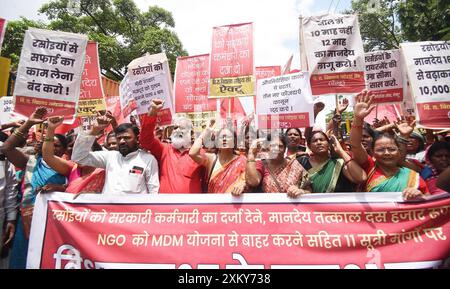 Patna, India. 24 luglio 2024. PATNA, INDIA - 24 LUGLIO: Membri del Bihar Rajya Vidyalaya Rasoiya Sangh che manifestano a sostegno di varie richieste a Gardanibagh il 24 luglio 2024 a Patna, in India. (Foto di Santosh Kumar/Hindustan Times/Sipa USA) credito: SIPA USA/Alamy Live News Foto Stock