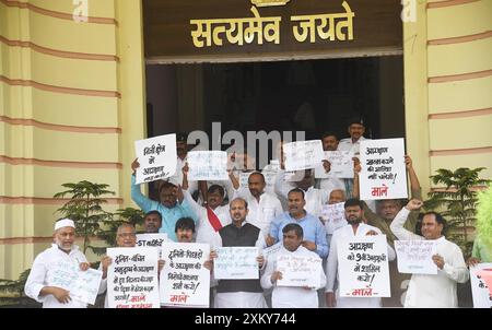 Patna, India. 24 luglio 2024. PATNA, INDIA - 24 LUGLIO: RJD, Congresso, legislatori CPI-ML che manifestano durante la Monsoon Session fuori dall'Assemblea del Bihar il 24 luglio 2024 a Patna, India. (Foto di Santosh Kumar/Hindustan Times/Sipa USA) credito: SIPA USA/Alamy Live News Foto Stock