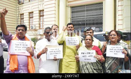 Patna, India. 24 luglio 2024. PATNA, INDIA - 24 LUGLIO: I legislatori del BJP manifestano durante la sessione Monsoon fuori dall'Assemblea del Bihar il 24 luglio 2024 a Patna, India. (Foto di Santosh Kumar/Hindustan Times/Sipa USA) credito: SIPA USA/Alamy Live News Foto Stock