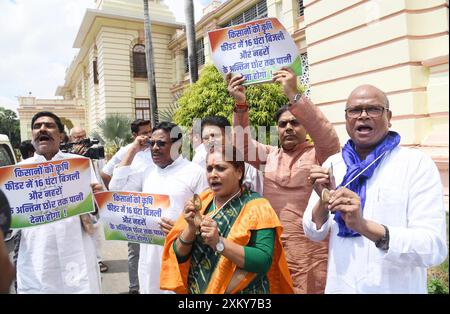 Patna, India. 24 luglio 2024. PATNA, INDIA - 24 LUGLIO 2024: I legislatori del Congresso manifestano durante la Monsoon Session fuori dall'Assemblea del Bihar a Patna, in India. (Foto di Santosh Kumar/Hindustan Times/Sipa USA) credito: SIPA USA/Alamy Live News Foto Stock