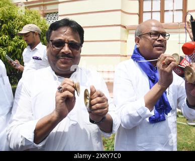 Patna, India. 24 luglio 2024. PATNA, INDIA - 24 LUGLIO 2024: I legislatori del Congresso manifestano durante la Monsoon Session fuori dall'Assemblea del Bihar a Patna, in India. (Foto di Santosh Kumar/Hindustan Times/Sipa USA) credito: SIPA USA/Alamy Live News Foto Stock