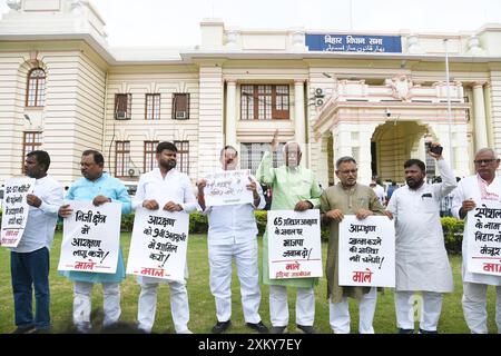 Patna, India. 24 luglio 2024. PATNA, INDIA - 24 LUGLIO 2024: Dimostrazione del CPI-ML durante la Monsoon Session fuori dall'Assemblea del Bihar a Patna, India. (Foto di Santosh Kumar/Hindustan Times/Sipa USA) credito: SIPA USA/Alamy Live News Foto Stock