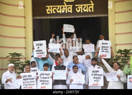 Patna, India. 24 luglio 2024. PATNA, INDIA - 24 LUGLIO: RJD, Congresso, legislatori CPI-ML che manifestano durante la Monsoon Session fuori dall'Assemblea del Bihar il 24 luglio 2024 a Patna, India. (Foto di Santosh Kumar/Hindustan Times/Sipa USA) credito: SIPA USA/Alamy Live News Foto Stock