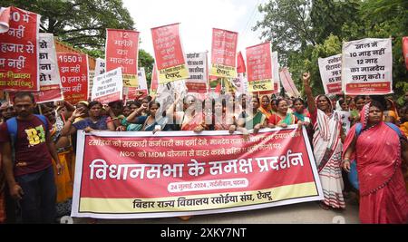 Patna, India. 24 luglio 2024. PATNA, INDIA - 24 LUGLIO: Membri del Bihar Rajya Vidyalaya Rasoiya Sangh che manifestano a sostegno di varie richieste a Gardanibagh il 24 luglio 2024 a Patna, in India. (Foto di Santosh Kumar/Hindustan Times/Sipa USA) credito: SIPA USA/Alamy Live News Foto Stock