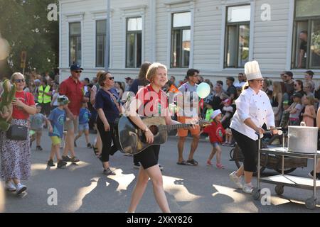 Kotka, Finlandia. 24 luglio 2024. Persone provenienti da diversi ceti sociali partecipano alla parata del Festival marittimo di Kotka, Finlandia, il 24 luglio 2024. Il festival di quattro giorni è iniziato qui mercoledì. Crediti: Chen Jing/Xinhua/Alamy Live News Foto Stock