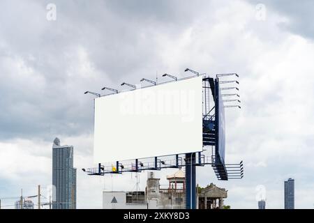 Pubblicità all'aperto in città, mockup. Grande cartellone sul tetto di un edificio in mattoni. Mockup elettronico per affissioni da esterno pronto per i tuoi contenuti Foto Stock