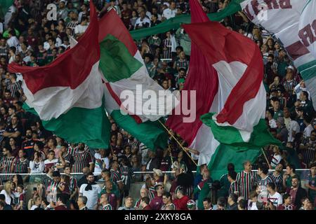 Rio De Janeiro, Brasile. 24 luglio 2024. RIO DE JANEIRO, BRASILE - 24 LUGLIO: I TIFOSI del Fluminense tifanno prima della partita tra Fluminense e Palmeiras nell'ambito del Brasileirao 2024 allo Stadio Maracana il 24 luglio 2024 a Rio de Janeiro, Brasile. Crediti: Ruano Carneiro/Alamy Live News Foto Stock