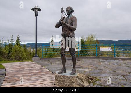 Statua in bronzo del famoso esploratore britannico, James Cook, con un quadrante, presso il Captain James Cook National Historic Site a Corner Brook, Newfou Foto Stock