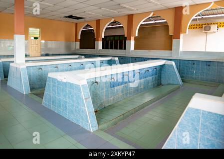 Una struttura Wadhu, uno spazio dedicato per il lavaggio rituale (wudu) prima della preghiera, un'area di abluzione per la pulizia e la purificazione, con file di wa piastrellati blu Foto Stock