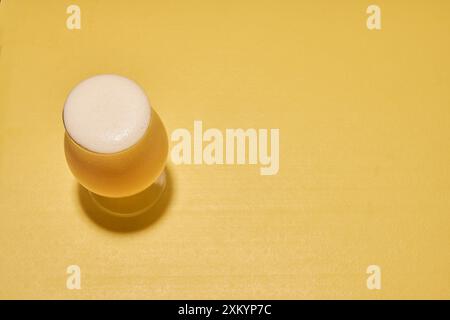 New England Hazy IPA dall'alto su sfondo solido Foto Stock