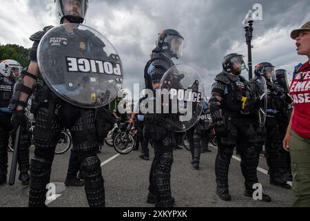 Washington, Stati Uniti. 24 luglio 2024. Gli agenti di polizia in equipaggiamento antisommossa stanno di guardia fuori dalla Union Station mentre un dimostratore filo-palestinese grida slogan a Washington DC il 24 luglio 2024. Manifestazioni pro-palestinesi e scontri di polizia alla Union Station durante una protesta contro la visita del primo ministro israeliano Benjamin Netanyahu negli Stati Uniti. Gli attivisti hanno organizzato diverse proteste vicino al Campidoglio per protestare contro la visita di Netanyahu a Washington nel mezzo della guerra in corso contro Hamas a Gaza. (Foto di Probal Rashid/Sipa USA) credito: SIPA USA/Alamy Live News Foto Stock