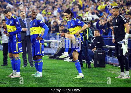 L'attaccante uruguaiano del Boca Juniors Edinson Cavani 2nd R scalda i compagni di squadra nido prima della partita di Copa Sudamericana tra il Boca Juniors argentino e l'Ecuadors Independiente del Valle allo stadio la Bombonera di Buenos Aires il 24 luglio 2024, BUENOS AIRES ARGENTINA Copyright: XALEJANDROxPAGNIx Foto Stock