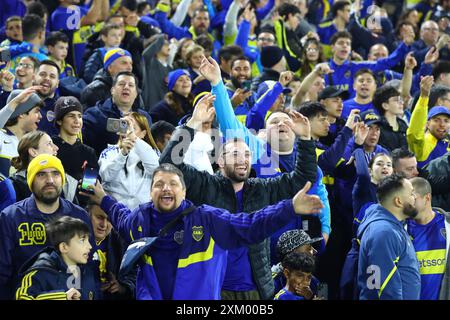 I tifosi del Boca Juniors tifanno il tifo per la loro squadra prima della partita di Copa Sudamericana tra il Boca Juniors e l'Ecuadors Independiente del Valle allo stadio la Bombonera di Buenos Aires il 24 luglio 2024, BUENOS AIRES ARGENTINA Copyright: XALEJANDROxPAGNIx Foto Stock