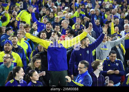 I tifosi del Boca Juniors tifanno il tifo per la loro squadra prima della partita di Copa Sudamericana tra il Boca Juniors e l'Ecuadors Independiente del Valle allo stadio la Bombonera di Buenos Aires il 24 luglio 2024, BUENOS AIRES ARGENTINA Copyright: XALEJANDROxPAGNIx Foto Stock