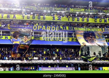 I tifosi del Boca Juniors tifanno il tifo per la loro squadra prima della partita di Copa Sudamericana tra il Boca Juniors e l'Ecuadors Independiente del Valle allo stadio la Bombonera di Buenos Aires il 24 luglio 2024, BUENOS AIRES ARGENTINA Copyright: XALEJANDROxPAGNIx Foto Stock