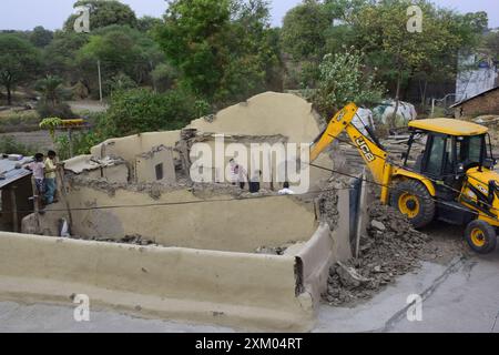 08-08-2022, Dewas, India. Le pareti della casa grezza sono state demolite con JCB, paesaggio rurale Foto Stock