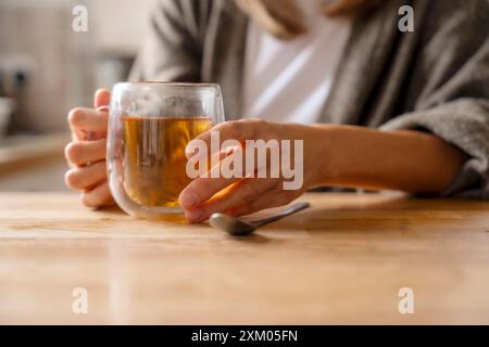 donna che passa il tempo a casa bevendo caffè, cioccolata calda, tè, ascoltando musica, comunicando con la famiglia. Concetto di stile di vita Foto Stock