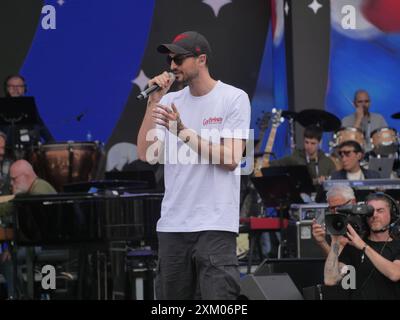 Carl Brave cantante durante le prove d'orchestra e le prove acustiche in piazza Duomo a Milano per radio Italia. Foto Stock