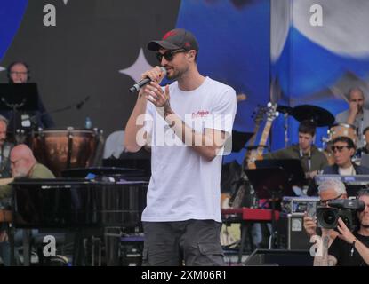 Carl Brave cantante durante le prove d'orchestra e le prove acustiche in piazza Duomo a Milano per radio Italia. Foto Stock