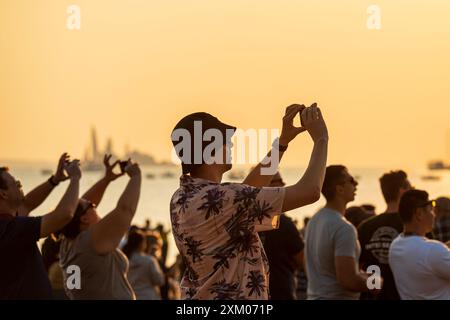 Darwin, Australia - 18 luglio 2024: Crowds watching the Pitch Black Exercise 2024 a Mindil Beach a Darwin. Foto Stock