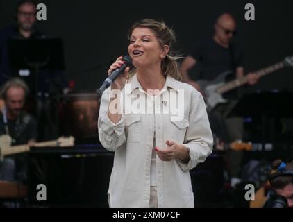 Alessandra Amoroso cantante durante le prove d'orchestra e le prove acustiche in piazza Duomo a Milano per radio Italia. Foto Stock