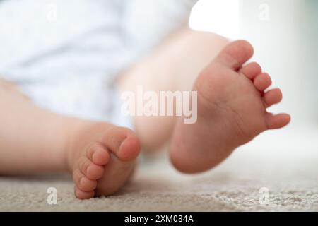 Foto datata 04/08/23 di un bambino che gioca con i giocattoli a casa nel Northamptonshire. Nel 2023, le baby Bank hanno sostenuto più di 15.000 bambini in tutta la Scozia, i dati mostrano, e la neonata Baby Bank Alliance, costituita da enti di beneficenza tra cui Save the Children, chiede al governo britannico di affrontare con urgenza le cifre "inaccettabili”. Data di pubblicazione: Giovedì 25 luglio 2024. Foto Stock