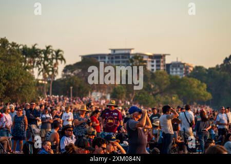 Darwin, Australia - 18 luglio 2024: Crowds watching the Pitch Black Exercise 2024 a Mindil Beach a Darwin. Foto Stock