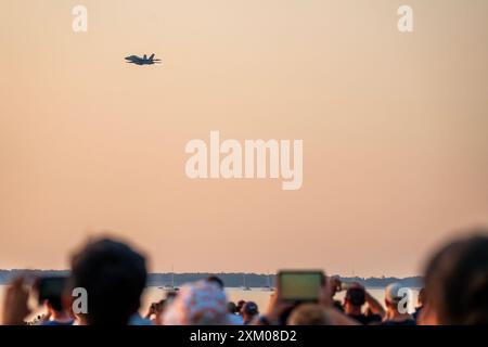 Darwin, Australia - 18 luglio 2024: Crowds watching the Pitch Black Exercise 2024 a Mindil Beach a Darwin. Foto Stock