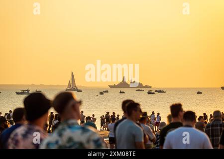 Darwin, Australia - 18 luglio 2024: Crowds watching the Pitch Black Exercise 2024 a Mindil Beach a Darwin. Foto Stock