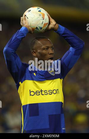 Il difensore peruviano del Boca Juniors Luis Advincula guarda durante la partita di Copa Sudamericana tra il Boca Juniors argentino e l'Independiente del Valle dell'Ecuador allo stadio la Bombonera di Buenos Aires il 24 luglio 2024. Foto Stock