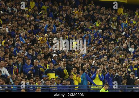 I tifosi del Boca Juniors fanno il tifo per la loro squadra durante la partita di Copa Sudamericana tra il Boca Juniors argentino e l'Independiente del Valle dell'Ecuador allo stadio la Bombonera di Buenos Aires il 24 luglio 2024. Foto Stock