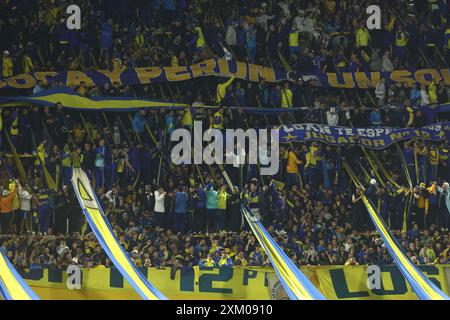 I tifosi del Boca Juniors fanno il tifo per la loro squadra durante la partita di Copa Sudamericana tra il Boca Juniors argentino e l'Independiente del Valle dell'Ecuador allo stadio la Bombonera di Buenos Aires il 24 luglio 2024. Foto Stock