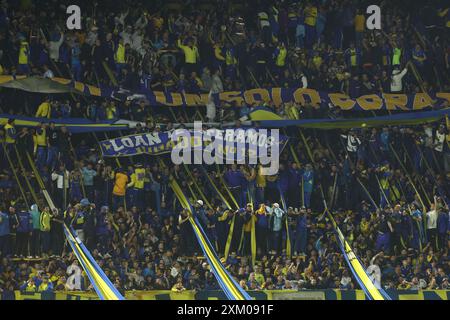 I tifosi del Boca Juniors fanno il tifo per la loro squadra durante la partita di Copa Sudamericana tra il Boca Juniors argentino e l'Independiente del Valle dell'Ecuador allo stadio la Bombonera di Buenos Aires il 24 luglio 2024. Foto Stock