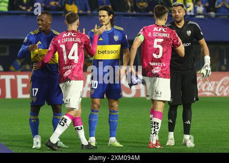 (Back L-R) il difensore peruviano del Boca Juniors Luis Advincula, l'attaccante uruguaiano Edinson Cavani e il portiere Sergio Romero salutano i difensori dell'Independiente del Valle Mateo Carabajal e Joaquin Schunke durante la partita di Copa Sudamericana tra il Boca Juniors argentino e l'Independiente del Valle dell'Ecuador allo stadio la Bombonera di Buenos Aires il 24 luglio 2024. Foto Stock