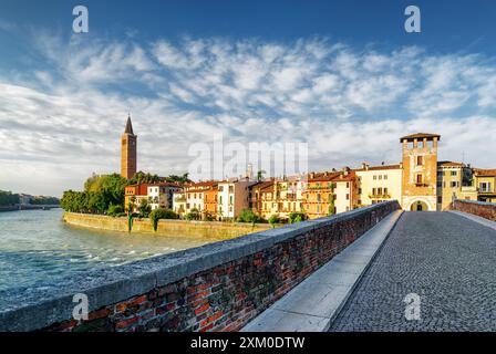 Vista sul lungomare dell'Adige da Ponte pietra, Verona Foto Stock