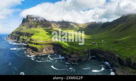 Vista dal drone volante. Maestosa scena mattutina della cascata Mulafossur. Splendida vista estiva dell'isola di Vagar, delle Isole Faroe, della Danimarca e dell'Europa. Foto Stock
