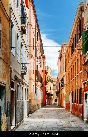 Pittoresca strada medievale nel centro storico di Venezia, Italia Foto Stock