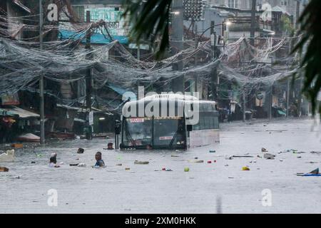 Pechino, Filippine. 24 luglio 2024. Un autobus è sommerso in un'inondazione a causa delle forti piogge a Quezon City, nelle Filippine, il 24 luglio 2024. Le Filippine sono state colpite dalle piogge ininterrotte del monsone sud-ovest potenziato portato dal tifone Gaemi, che ha fatto sì che il Consiglio della metropolitana di Manila dichiarasse lo stato di calamità nella regione della capitale nazionale mercoledì. Crediti: Rouelle Umali/Xinhua/Alamy Live News Foto Stock