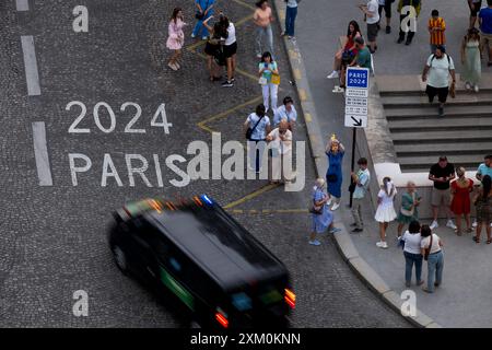 Parigi, Francia. 24 luglio 2024. Via a Parigi con cartello Parigi 2024, Olimpiadi estive di Parigi, 24 luglio 2024, Parigi, Francia. Crediti: Ondrej Deml/CTK Photo/Alamy Live News Foto Stock