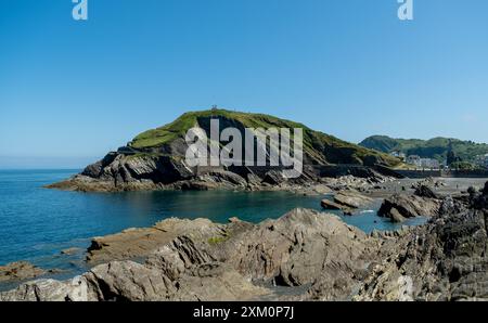 Vista della baia rocciosa da Capstone Hill, nella città di Ilfracombe, nel Devonshire Foto Stock