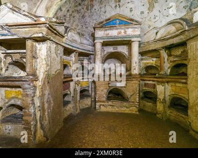 Columbarium di Pomponio Ilas - piccole strutture architettoniche a forma di edicole, con piccole colonne e un timpano, decorato con dipinti e stucchi - la costruzione della tomba, come testimoniano altre iscrizioni, risale tra il principato di Tiberio e quello di Claudio (14-51 d.C.), ma continuò ad essere utilizzato più tardi, in età Flaviana (69-96 d.C.), quando il mosaico di Pomponio Ilas e alcuni cambiamenti all'apparato decorativo, fino all'età Antonina (138-161 d.C.) - Parco degli Scipioni, Roma, Italia Foto Stock